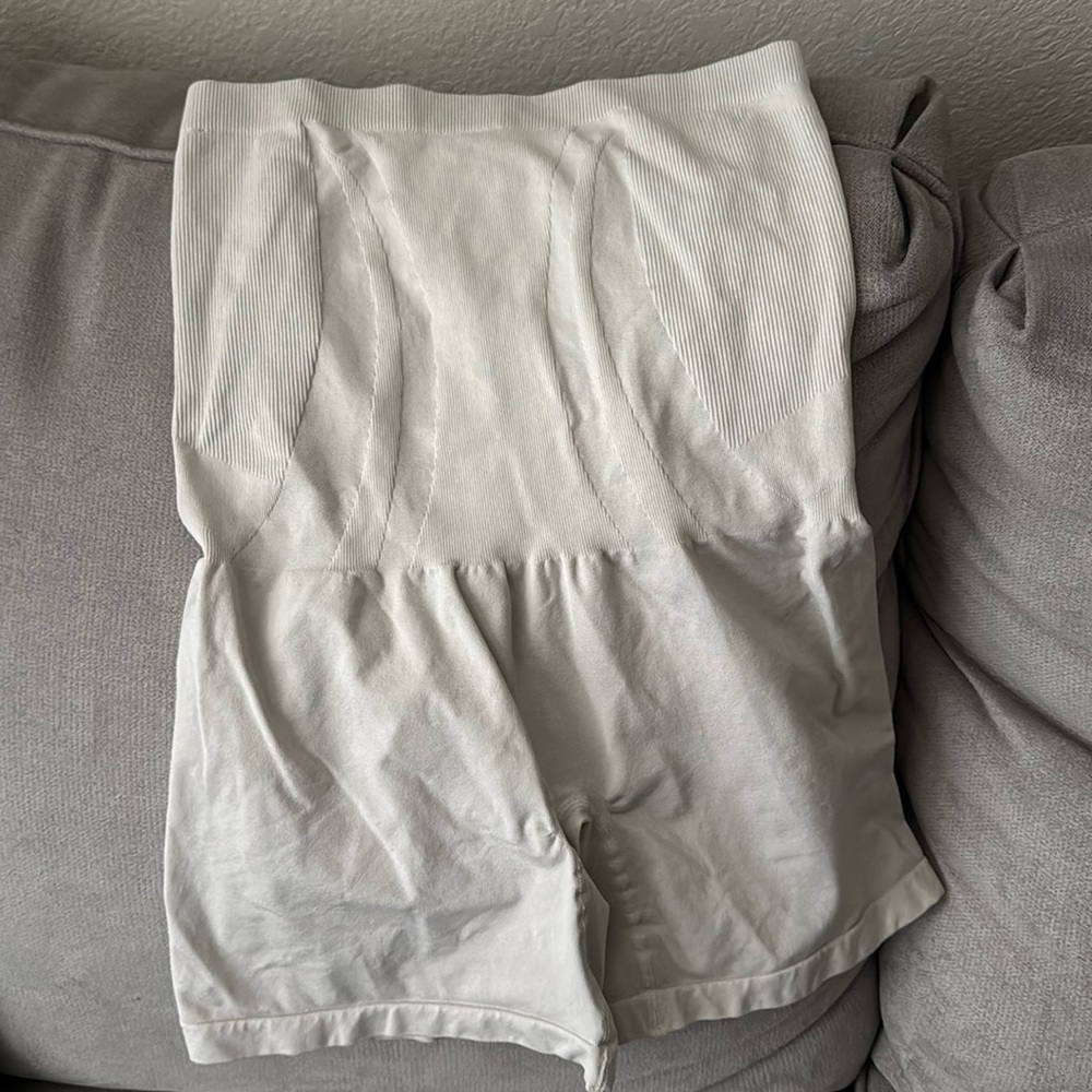 Blanqi maternity shorts Large